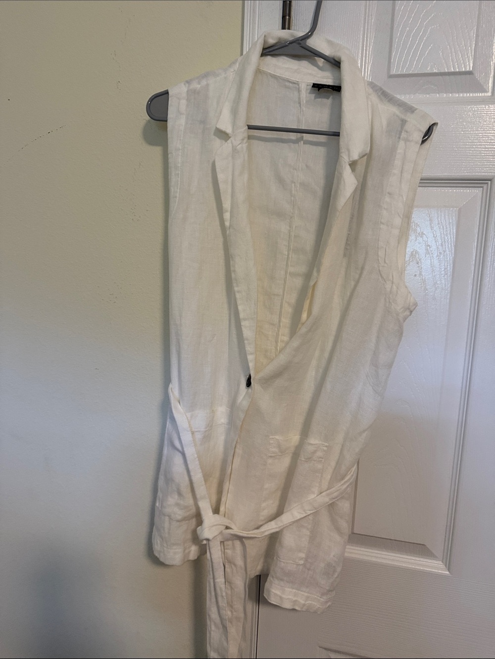 Tahari White Sleeveless Linen Belted Vest
